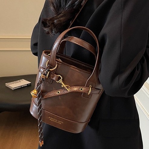 High-end retro small bag for women, 2024 new winter trend versatile crossbody bag, fashionable and super popular hand-held bucket bag Specification drawing