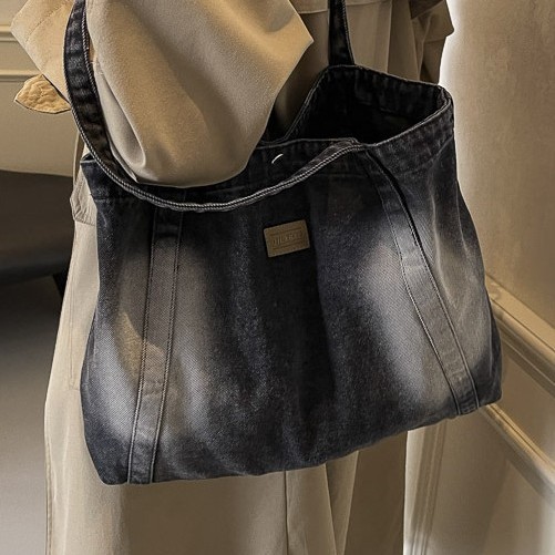 The new large-capacity underarm tote bag, hand-held shoulder bag, versatile denim casual retro large-capacity bag details Picture