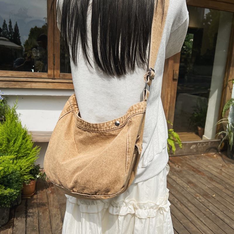 Wholesale of 2023 new crossbody bags, large-capacity, laid-back, artistic and simple canvas bags for women, and college student class bags details Picture
