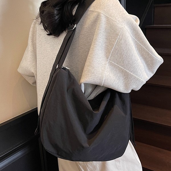 Portable, casual, large-capacity bag for women, new summer 2025 Korean style, fashionable and versatile travel bag, commuting single-shoulder bag full figure