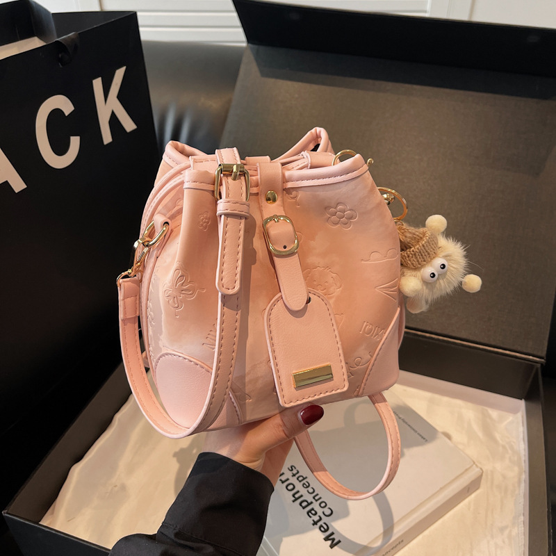 The color-blocking bucket bag is a new trendy and fashionable single-shoulder bag for women in 2025. It is a casual and versatile Korean-style crossbody bag with a patchwork texture details Picture