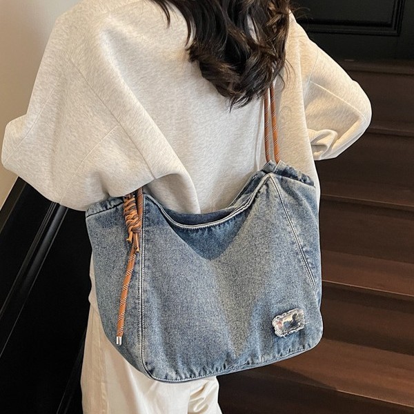 2025 Korean version casual washed denim bag, new fashionable canvas pocket, artistic single-shoulder bag, underarm bag, crossbody Application Scenario