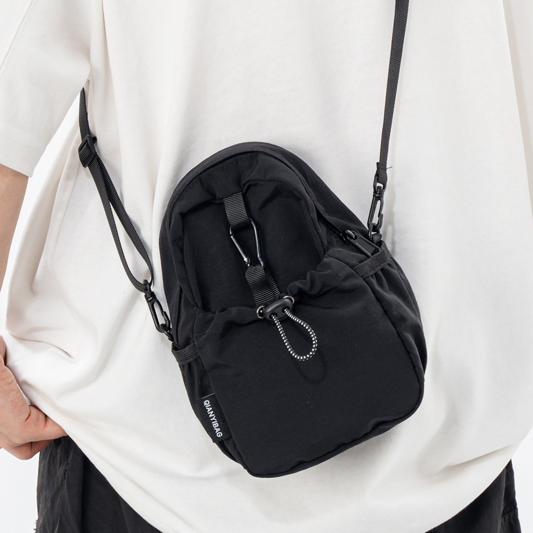 The new Korean-style lightweight backpack, casual crossbody bag, women's dazzling style, versatile phone bag and sports bag full figure
