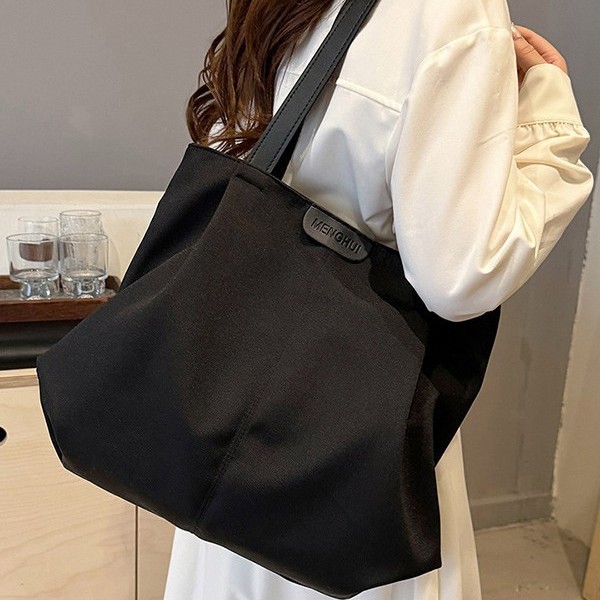 Large-capacity fashionable Korean-style commuter bag for women, new autumn 2024 stylish handbag, fabric tutorial tote bag Application Scenario