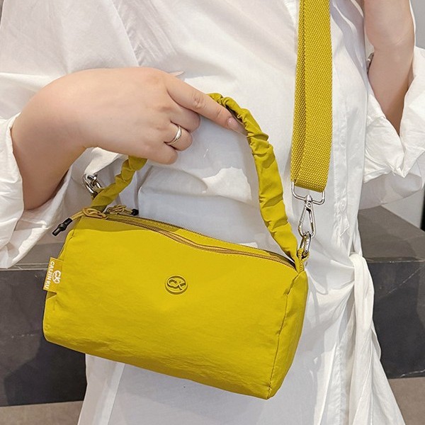 2025 New fashionable and niche design Oxford cloth dumpling bag, versatile crescent bag, hand-carry casual single-shoulder crossbody bag Application Scenario