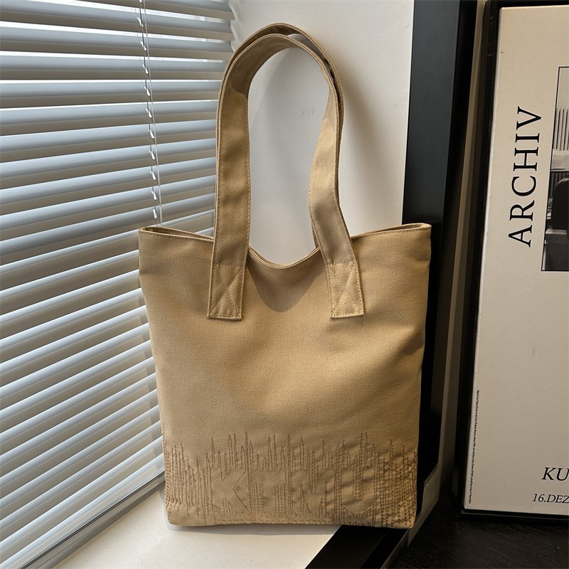 Fashionable and casual Korean-style embroidered canvas bag for women, 2024 new model student hand-held book bag for commuting, single-shoulder tote bag Application Scenario