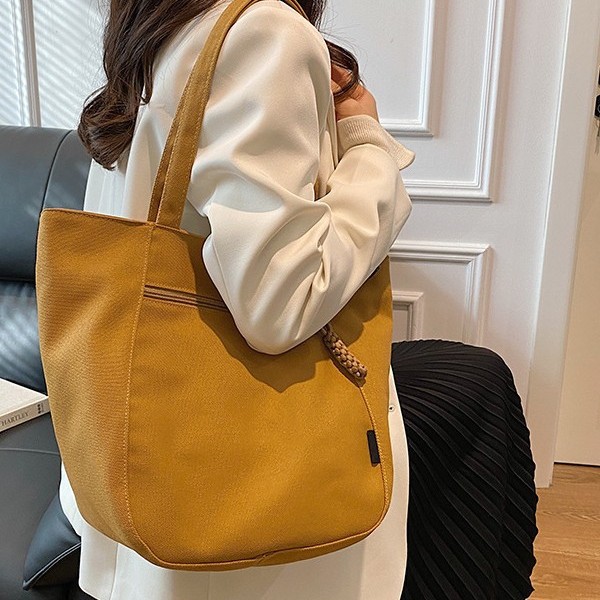A new large-capacity fashionable tote bag in a solid color, simple and versatile single-shoulder bag, a college student commuting bag for classes, and a bestseller for women details Picture