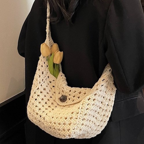 This is a new trendy and fashionable underarm bag for women with a single shoulder, laid-back and casual style in 2025. It features a large capacity woven style and is versatile full figure