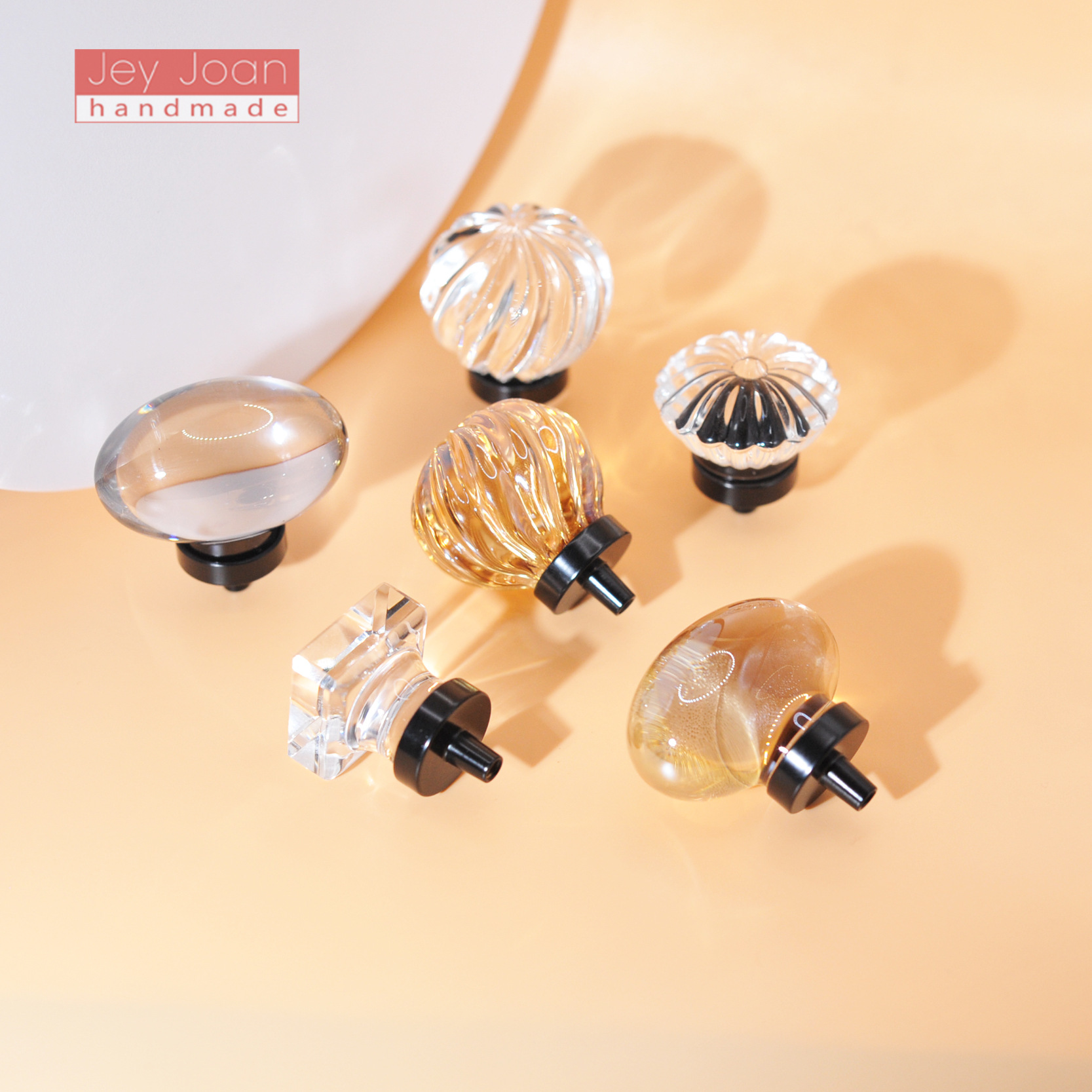 The manufacturer supplies crystal handles, brass pigeon egg drawers, cabinet door handles, transparent wardrobe door handles for wholesale details Picture