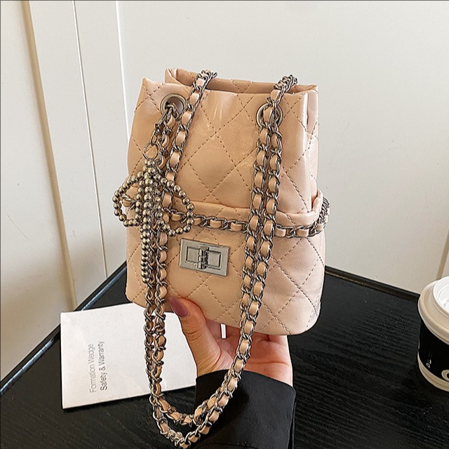 High-end Chanel-style diamond-shaped chain bucket bag for women 2025 new style, fashionable and versatile single-shoulder crossbody bag full figure