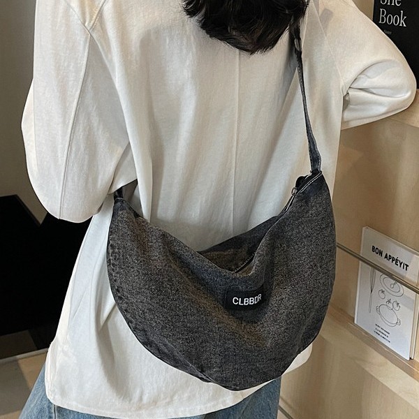 A new, fashionable and trendy single-shoulder crossbody bag with a solid color soft surface and large capacity, featuring a denim design Specification drawing