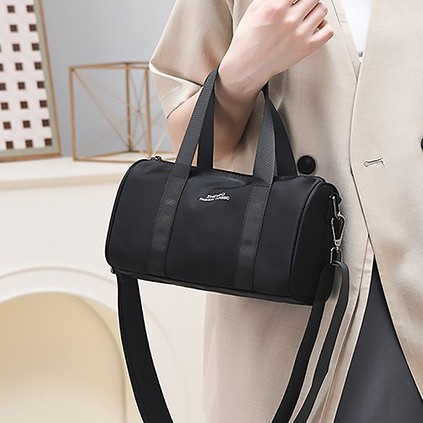 Cross-border large-capacity leisure travel bag, solid color single-shoulder handbag, trendy men's and women's casual and personalized storage crossbody bag Application Scenario