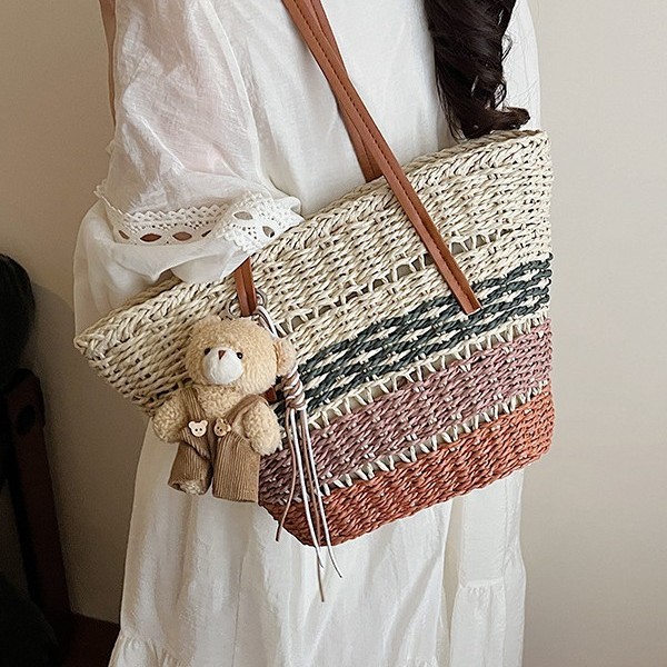 This is a trendy and high-quality single-shoulder bag for ladies in the spring of 2025. It features a large capacity, a small square bag and a slanted commuter bag details Picture
