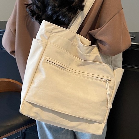 A new large-capacity business commuting fashion style, a large-capacity soft-faced solid color horizontal square Oxford fabric casual shoulder bag full figure