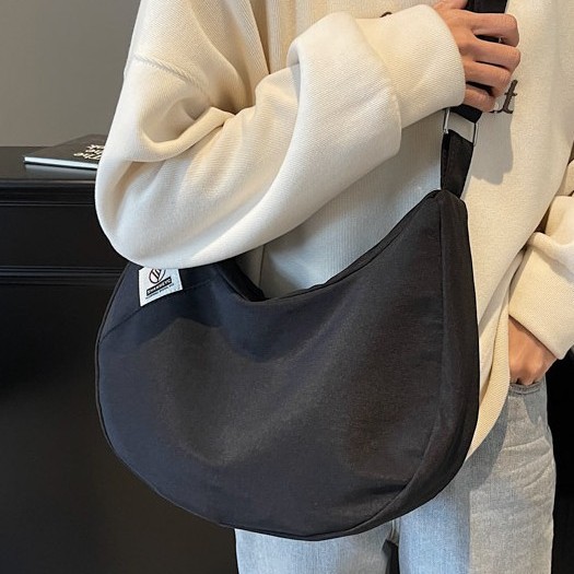 New casual single-shoulder bag, cross-border, cool and versatile, high appearance level crossbody bag, simple and fashionable for women, Japanese-style dumpling bag Application Scenario