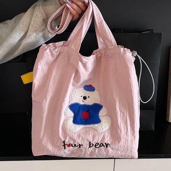 A simple and stylish soft-faced large-capacity bag for women, a new spring/Summer 2025 student class single-shoulder bag and commuter tote bag Application Scenario