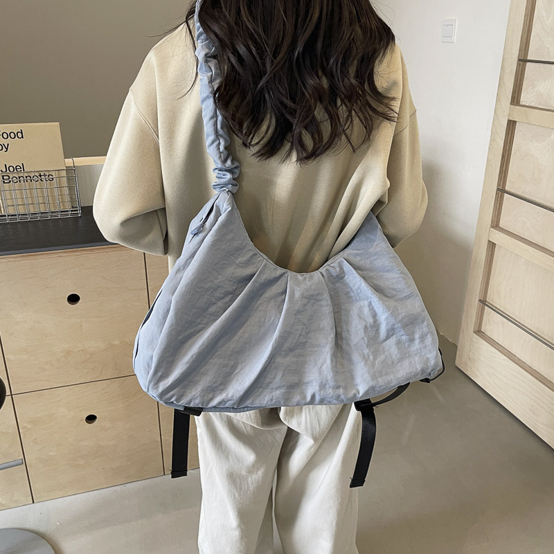 Large-capacity, fashionable and lightweight single-shoulder bag, a small fitness bag for casual outings, and a lightweight yoga training bag for women Application Scenario