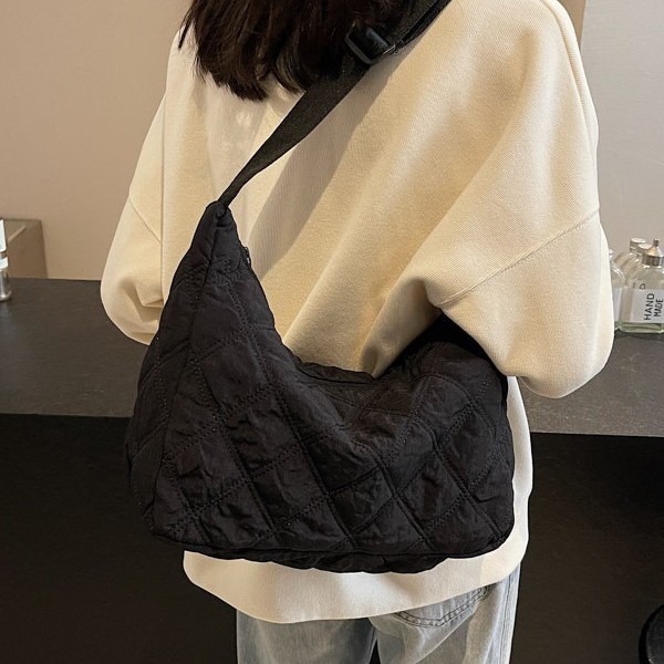 New Korean style women's single-shoulder bag for winter 2024, embroidered thread diamond-shaped dumpling bag, casual crescent moon bag Specification drawing