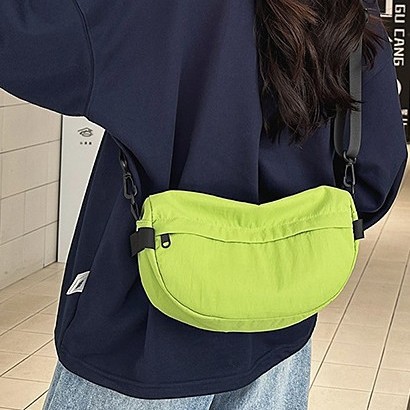 Versatile canvas bag for girls, 2024 new niche design, large-capacity student sports crossbody bag, class dumpling bag full figure