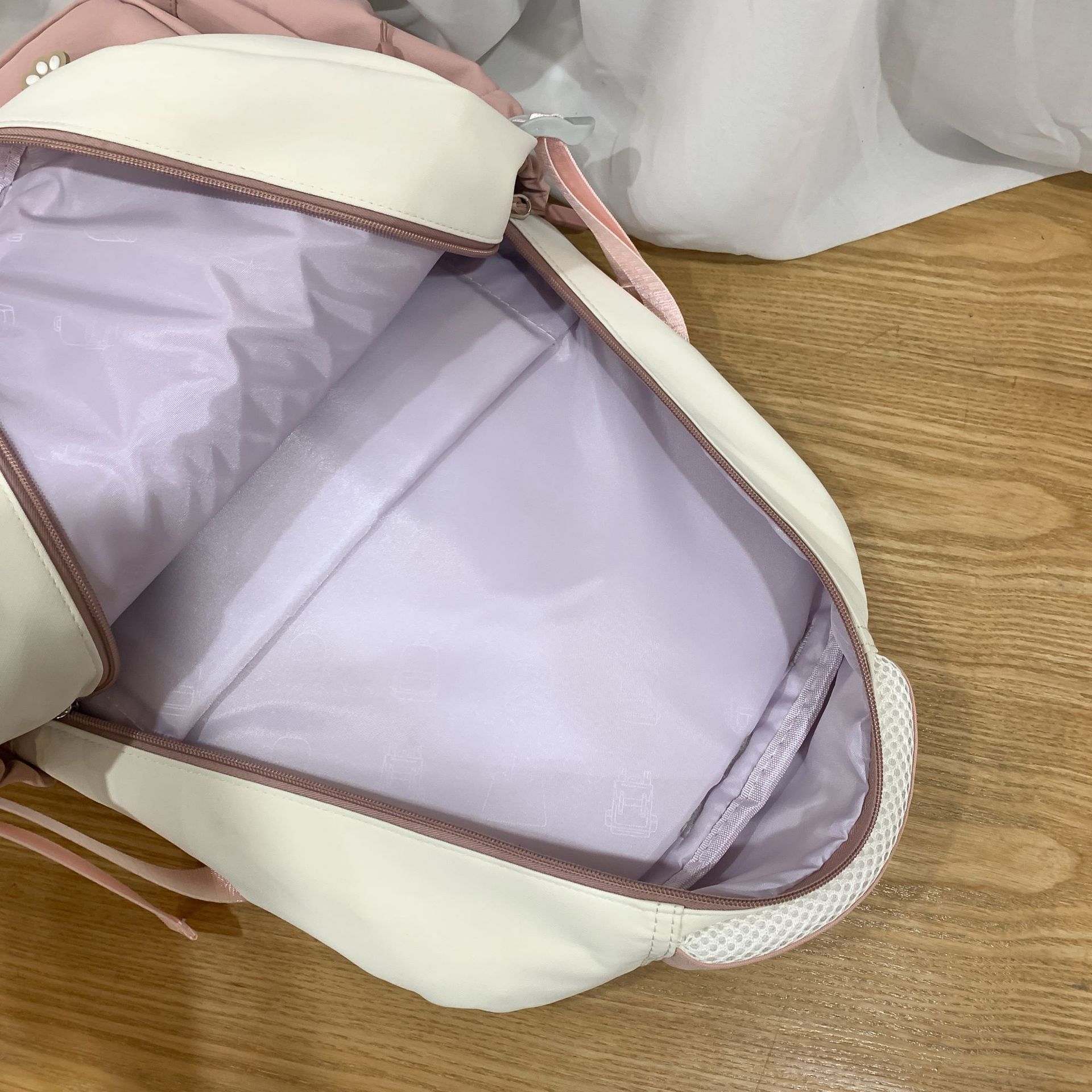 High-quality schoolbag for boys, Korean style, Instagram, high appearance level, color-blocking and splicing, multi-layered backpacks for primary and secondary school students in grades 3-5 Application Scenario
