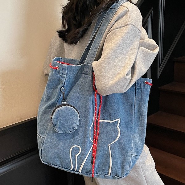 Large-capacity cute kitten bag for girls, 2025 new style casual and simple single-shoulder bag, trendy commuting student class tote bag Application Scenario