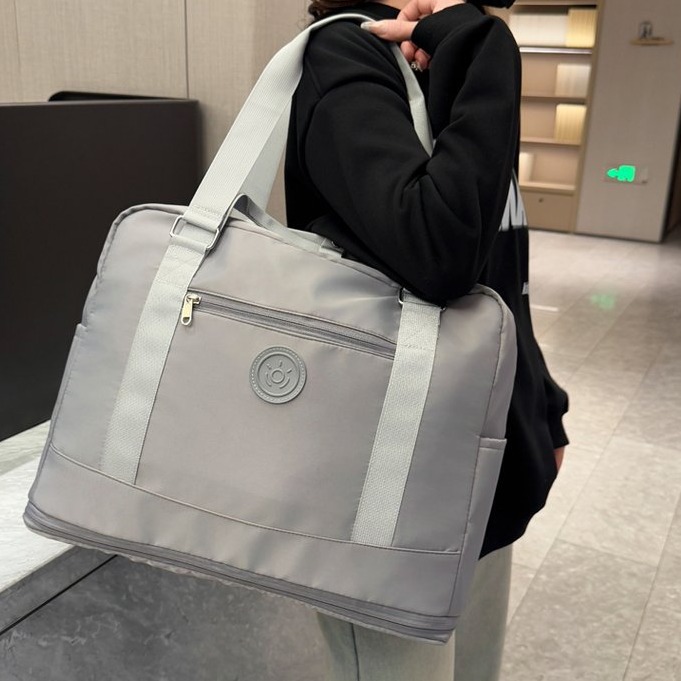 New expandable travel bag for women, large-capacity long and short distance lightweight luggage bag, Oxford cloth durable home storage bag Application Scenario
