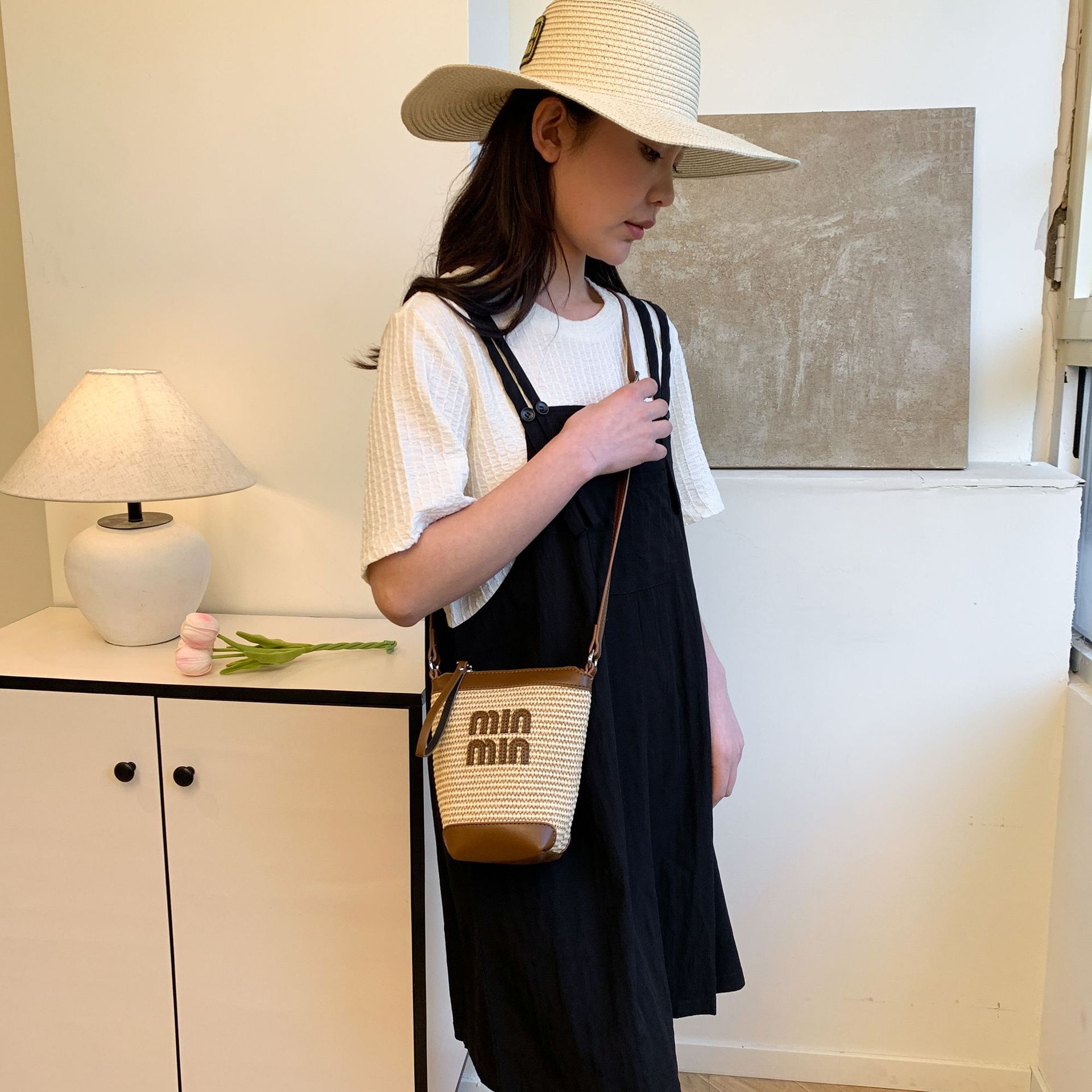 Fashionable color-blocking straw-woven mobile phone bag for women 2025 new trendy spring bucket bag, hand-held shoulder crossbody bag for women Application Scenario