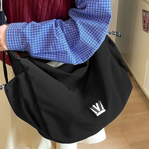 The new large-capacity commuting single-shoulder bag is versatile and easy to use for classes. It is also a casual crossbody bag with a school style full figure
