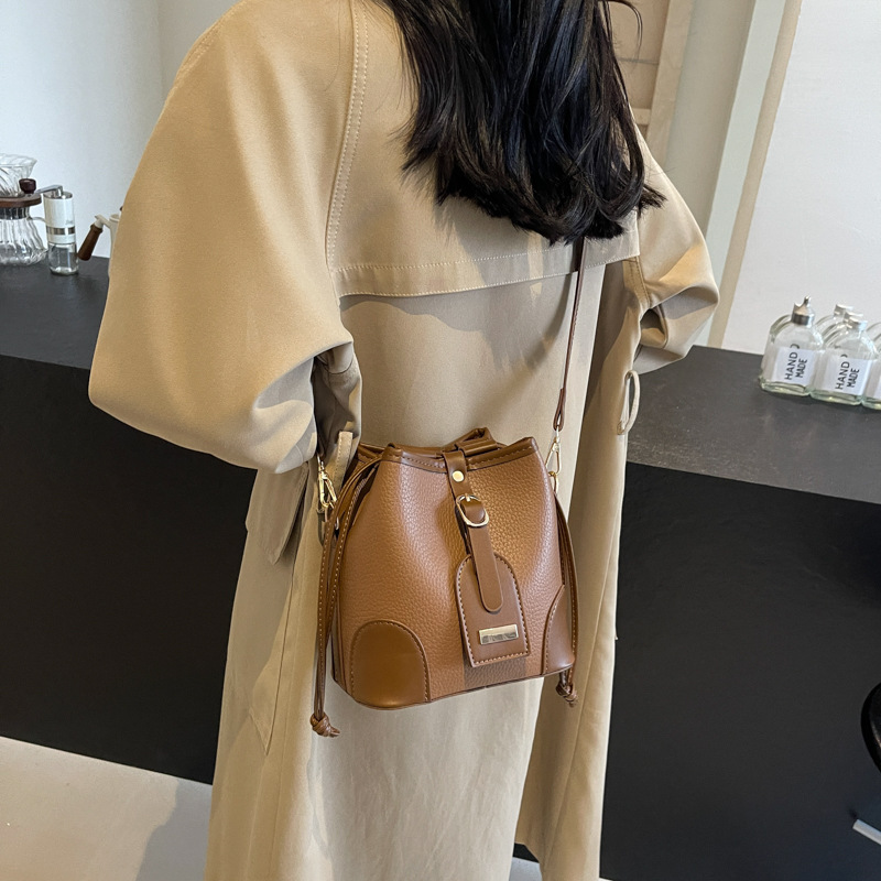 Retro and fashionable bucket bag for women, 2024 new trendy and versatile single-shoulder bag, a niche and high-end work and commuting bag for women Application Scenario