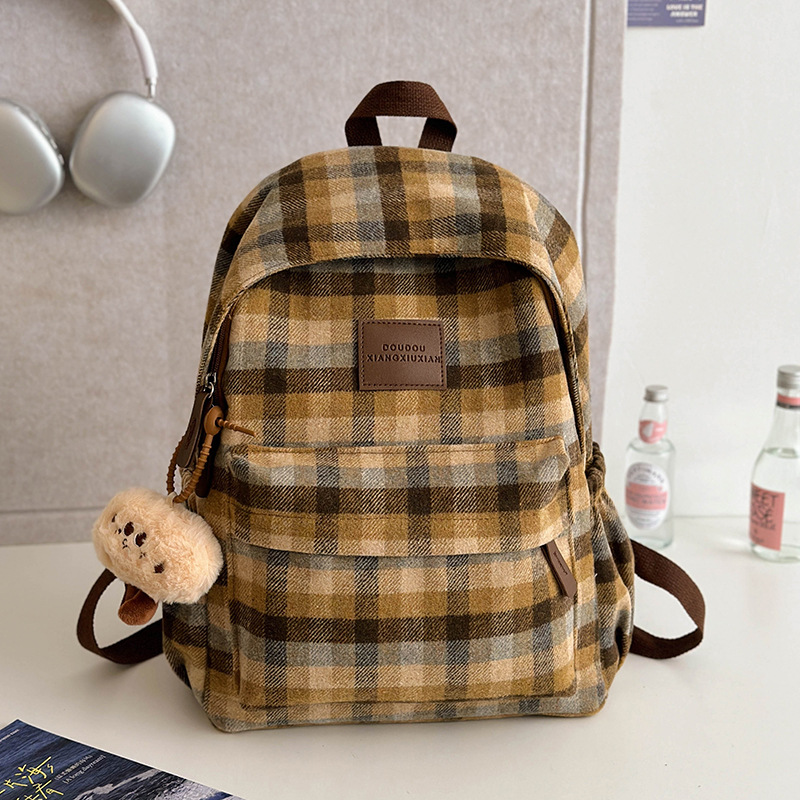 This Korean version of a large-capacity checkered backpack is a simple, cute and cartoonish lightweight backpack for middle and high school students on campus Application Scenario