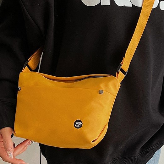 Crossbody bag, women's casual large-capacity single-shoulder bag, versatile for commuting, nylon fabric women's bag, lightweight travel small crossbody bag full figure