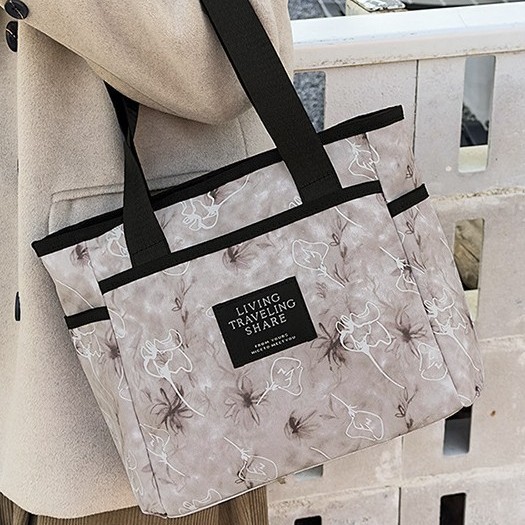 Cartoon durable bag cover handbag, Korean-style bento bag, fashionable handbag, tote bag, casual printed single-shoulder bag Application Scenario