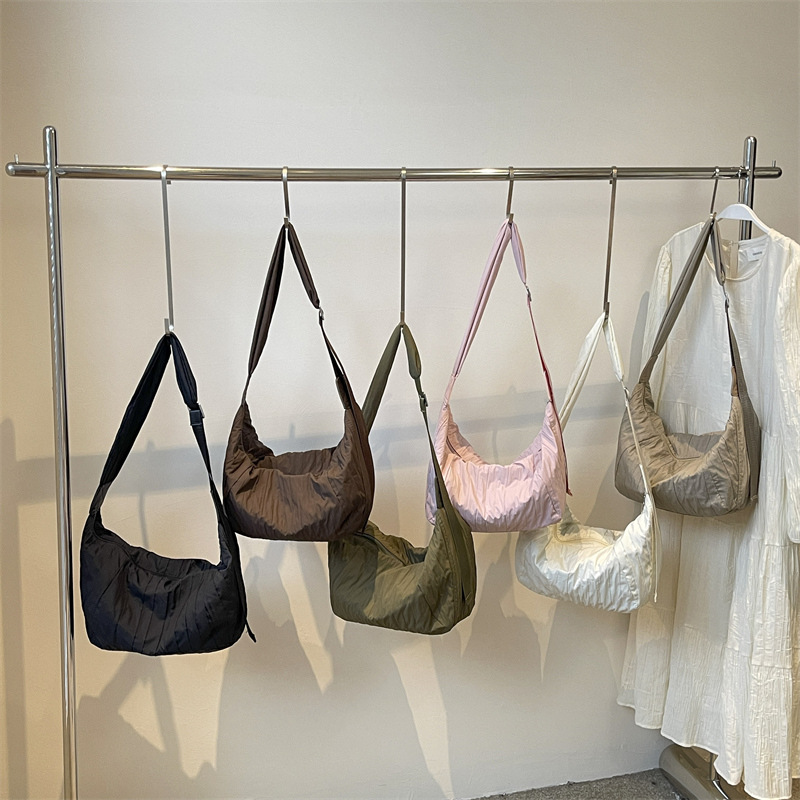 A new large-capacity casual hand-held shoulder bag with a Korean-style relaxed feel for women, featuring a fashionable and simple pleated dumpling bag details Picture