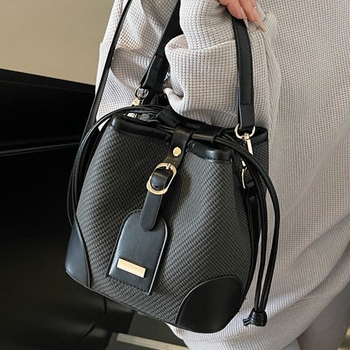 2025 New trendy and fashionable color-blocking bucket bag, spring single-shoulder bag, versatile and high-quality crossbody bag details Picture