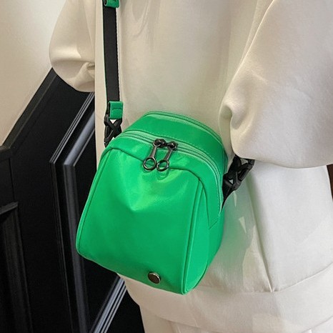 Women's mini, lightweight, multi-layered single-shoulder crossbody bag, men's sports cycling phone bag, small shell bag Application Scenario