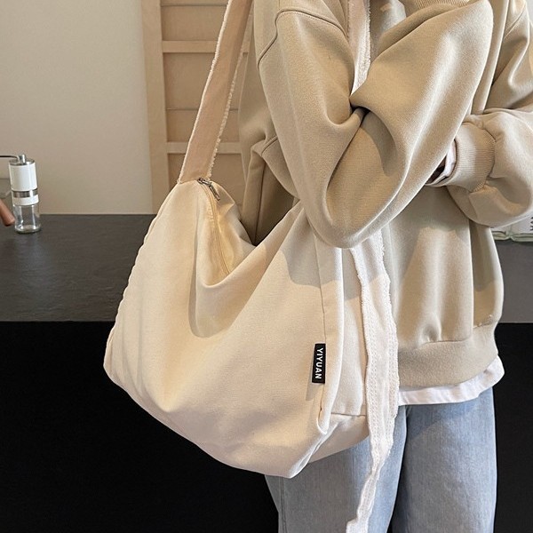 New large-capacity versatile autumn and winter single-shoulder bag, lightweight and fashionable tote bag, artistic solid color, elegant and simple single-shoulder bag Application Scenario