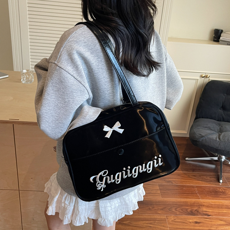 Large-capacity tote bag, travel underarm bag, 2025 new Korean style fashionable single-shoulder bag, multi-functional backpack Application Scenario
