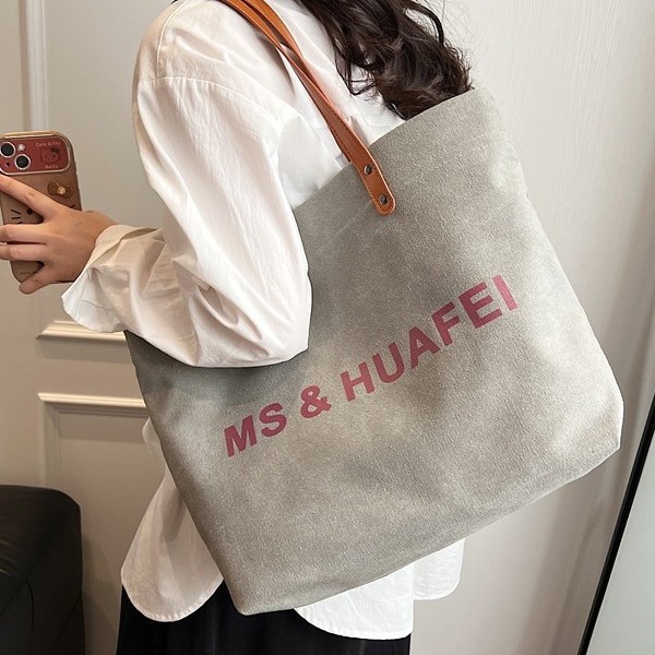 Large-capacity canvas tote bag for women, Spring 2025 new style contrasting color women's bag, letter print shoulder bag, underarm bag Application Scenario
