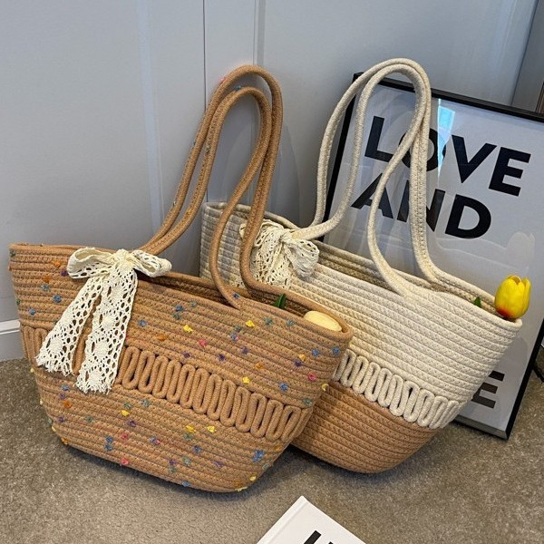 The single-shoulder bag with hollowed-out cotton thread woven bag, the new summer straw woven bag, has sparked the vacation trend. Red envelopes and vegetable baskets are available online full figure