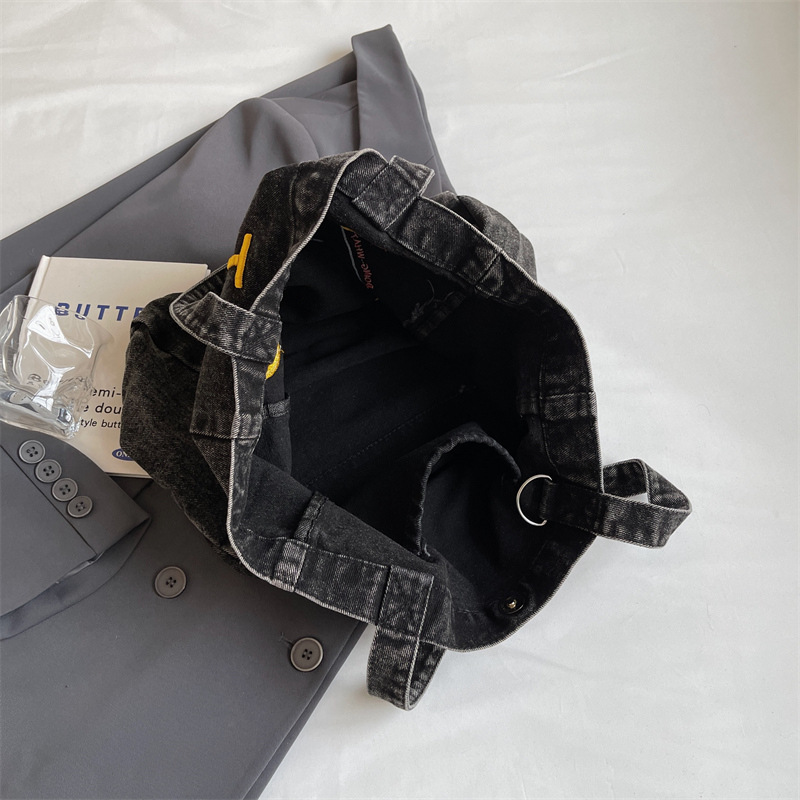 New denim bag with a laid-back style for women, a retro Korean-style casual shopping bag, and a large-capacity single-shoulder bag for attending classes at the arts academy Application Scenario