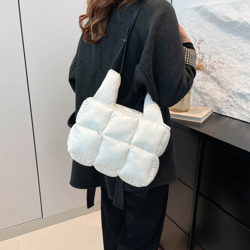 Lightweight cotton-padded jacket bag with a niche design and a sense of sophistication. New autumn/winter 2024 women's large-capacity versatile single-shoulder bag, Cloud bag details Picture
