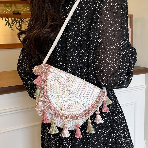 Spring 2025 new straw woven bag, tassel clutch bag, resort-style woven saddle bag, single-shoulder crossbody women's bag Specification drawing