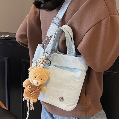 A new solid-color sporty and fashionable handbag from a trendy cartoon style, simple and water-resistant, casual and lightweight single-shoulder crossbody bag Specification drawing