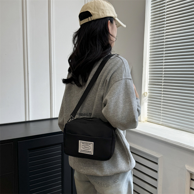 Wholesale of lightweight dry and wet separation single-shoulder bags for washing, Oxford cloth simple crossbody bags, portable small square bags for business trips Specification drawing