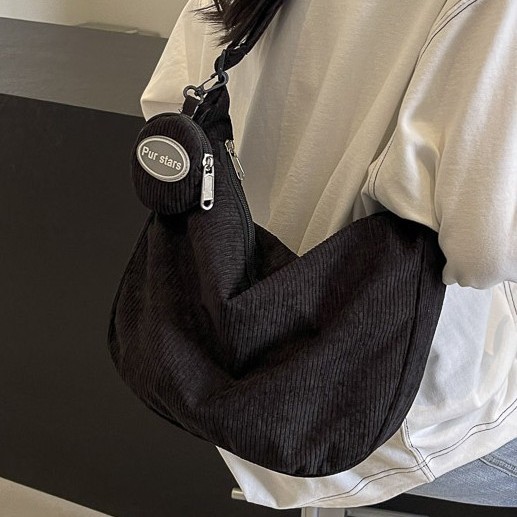 This corduroy bag features a laid-back and simple Japanese artistic style, a single-shoulder crossbody, and a casual Korean-style simple striped velvet underarm bag details Picture