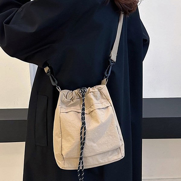 2025 New large-capacity travel and leisure crossbody bucket bag, waterproof nylon fabric drawstring pleated single-shoulder bag Specification drawing