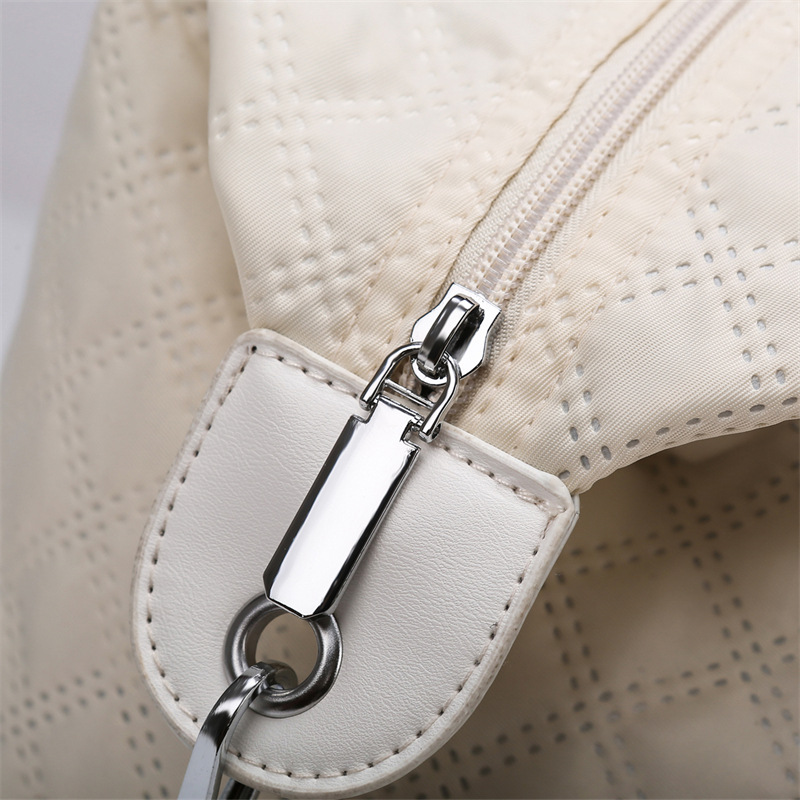 New large-capacity diamond-shaped luggage bag, short-distance travel boarding bag, lightweight storage bag, sports and fitness bag Application Scenario