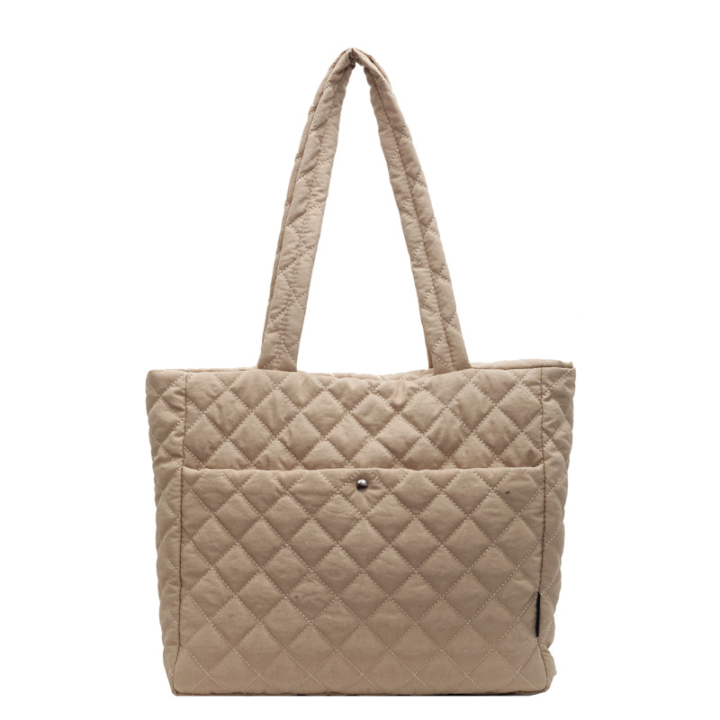 The new 2024 trendy large-capacity diamond-patterned underarm handbag is a versatile commuter tote bag with a forest style for women Item Picture
