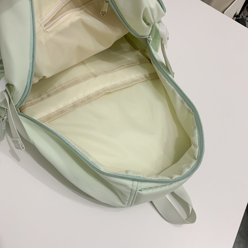 This Japanese-style, Instagram-style, simple campus high school student backpack is a solid-colored girl's Harajuku style versatile backpack Application Scenario