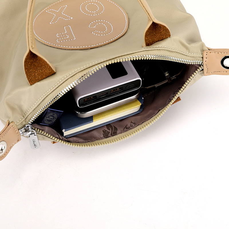 Colorful Fox's new women's fashion trend single-shoulder bag, outdoor casual mom bag, water-resistant crossbody bag Application Scenario